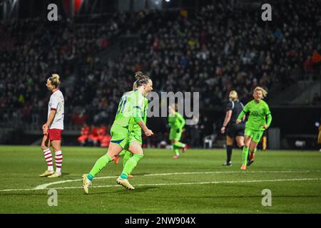 Köln, Deutschland. 28. Februar 2023. Köln, Deutschland, Februar 28. 2023: Marina Hegering (31 Wolfsburg) nach ihrem Tor im 8. Spiel der DFB-Pokal der Frauen 2022/2023 zwischen 1. FC Köln und VfL Wolfsburg im Sportpark Hoehenberg in Köln. (Norina Toenges/SPP) Kredit: SPP Sport Press Photo. Alamy Live News Stockfoto