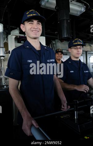 USA Coast Guard Petty Officer 3. Class William Finck, ein Ladenbesitzer, der USCGC Stone (WMSL 758) und den USA zugeteilt ist Küstenwache Petty Officer 3. Klasse Aiden Weber, ein Yeoman, der Stone zugeteilt wurde, nimmt Anweisungen des Betrügers entgegen, während er Stone in den Hafen von Suape, Brasilien, führte, 30. Januar 2023. Stone ist im Südatlantik im Einsatz, um illegale maritime Aktivitäten zu bekämpfen und die Beziehungen zur maritimen Souveränität in der gesamten Region zu stärken. Stockfoto