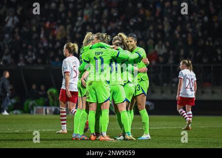 Köln, Deutschland. 28. Februar 2023. Köln, Deutschland, Februar 28. 2023: Spieler der VfL Wolfsburg feiern ihr drittes Tor im 8. Spiel der DFB-Pokal der Frauen 2022/2023 zwischen 1. FC Köln und VfL Wolfsburg im Sportpark Hoehenberg in Köln. (Norina Toenges/SPP) Kredit: SPP Sport Press Photo. Alamy Live News Stockfoto