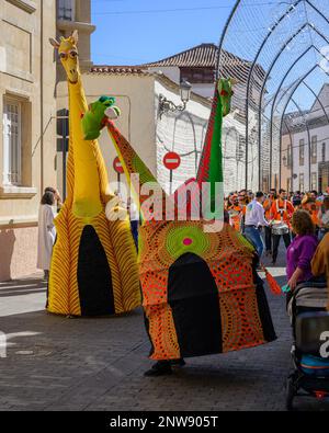 Bolina Teatro de Titeres' Jirafas de Colores' Parade durch die Straßen von Teneriffas La Laguna während des Festivals La Noche en Blanco Stockfoto