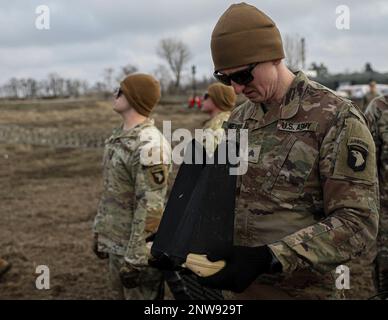 Sgt. David Meyer vom 1. Bataillon, 26. Infanterie-Regiment, 2. Brigaden-Kampfteam, 101. Luftangriff, kontrolliert am 16. Januar 2023 eine RQ-11B Drohne oder „Raven“ in den Himmel auf einem der zahlreichen Vorwärts-Einsatzorte in Rumänien. Diese Soldaten benutzen die Ravens, um Ziele zu erkennen, um den Ruf nach Feuerwehrmissionen zu unterstützen und um viele andere Aufklärungsaufgaben zu erledigen, wenn die Bedingungen für bemannte Missionen nicht günstig sind. Stockfoto