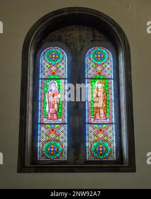 Ein farbenfrohes Buntglasfenster mit den Figuren der Heiligen Teresa de Jesus und des Heiligen Silverio in der Kathedrale San Cristóbal de La Laguna auf Teneriffa. Stockfoto