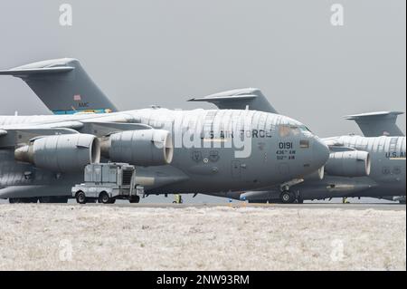 Ein schneebedeckter C-17 Globemaster III sitzt auf der Fluglinie am Dover Air Force Base, Delaware, 1. Februar 2023. Die Basis setzte den normalen Betrieb während und nach der Versenkung der Basis und des lokalen Bereichs durch die Spuren von Schnee fort. Stockfoto