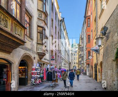 Geschäfte an der Hofgasse in der Altstadt, Innsbruck, Österreich Stockfoto