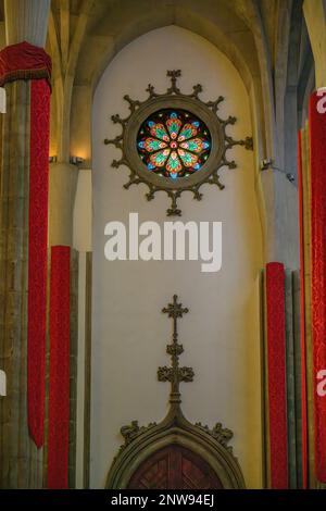 Ein farbenfrohes kreisförmiges Buntglasfenster über dem Seiteneingang zur Kathedrale von San Cristóbal de La Laguna Stockfoto