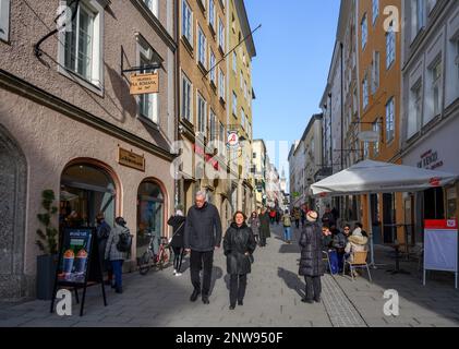 Geschäfte und Cafés auf der Linzer Gasse im historischen Zentrum von Salzburg, Österreich Stockfoto