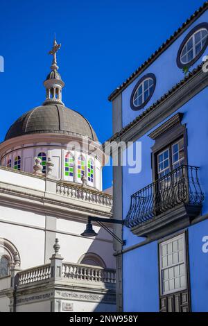 Die neogotische Kuppel der Kathedrale von San Cristóbal de La Laguna steht im Kontrast zu den ovalen Fenstern und dem eisernen Balkon der Cafeteria Plaza Catedral Stockfoto