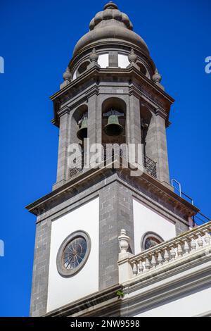 Der unverwechselbare Glockenturm der Kathedrale La Laguna (Santa Iglesia Catedral de San Cristóbal de La Laguna) auf Teneriffa. Stockfoto