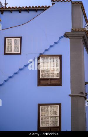 Ein diagonales Band mit verzierten Muschelverzierungen ragt über die blaue Wand der Cafeteria Plaza Catedral in Calle del Obispo Rey Redondo, La Laguna Stockfoto