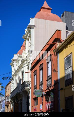 Am frühen Nachmittag erleuchtet die Sonne das Teatro Leal San Cristobal de La Laguna und die benachbarten Gebäude in Calle Obispo Rey Redondo, La Laguna, Teneriffa. Stockfoto