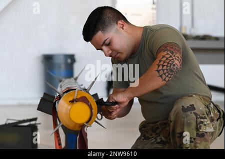 USA Air Force Airman Samuel Polk, ein Mitglied der Waffenladungscrew des 58. Aircraft Maintenance Squadron, 33. Fighter Wing, bereitet sich auf die Beladung einer AIM 9X-Rakete während des vierten Quartals der Beladung auf dem Eglin Air Force Base, Florida, am 5. Januar 2023 vor. Der vierteljährliche Ladungswettbewerb testet das Wissen und die taktischen Fähigkeiten von 33. AMXS-Waffenladungsteams. Stockfoto