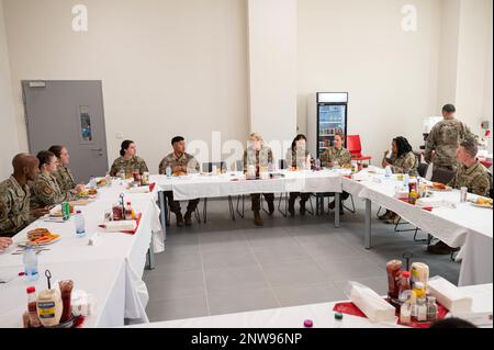 Chief Master Sgt. Kati Grabham, Oberbefehlshaber der Luftwaffe, spricht beim Mittagessen mit den Flugzeugen während einer Tour durch den Al Udeid Luftwaffenstützpunkt, Katar, 6. Februar 2023. Während ihrer Tour besuchte Grabham verschiedene Einheiten in der AUAB, um sich mit den Flugzeugen zu treffen und ein Verständnis der von ihnen durchgeführten Missionen aus erster Hand zu erhalten. Stockfoto