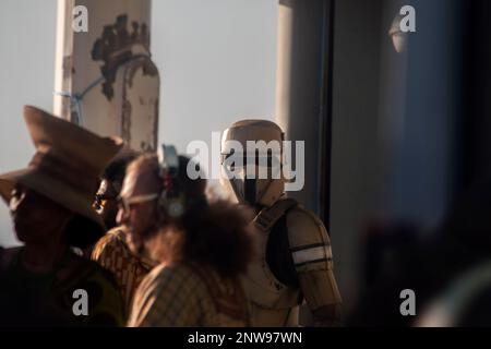 Shoretrooper von Disney's Andor filmt auf Cleveleys Ball. Stockfoto