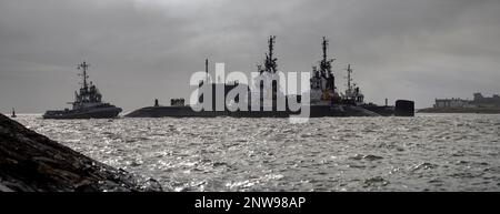 HMS Anson (S123) verlässt BAE Systems in Barrow-in-Furness (England) auf ihrer Jungfernfahrt nach Faslane, Schottland. Stockfoto