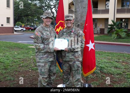 USA Generalmajor Joseph Ryan, Befehlshaber der 25. Infanterie-Division, präsentiert Kommandodienstleiter Major. Joseph ingle, 29. Brigadeingenieurbataillon, 3. Infanteriebrigade-Kampfteam, 25. Infanteriedivision, die Medaille für den Meritorious Service vor seiner Zeremonie zum Verantwortungswechsel in den Schofield Barracks, Hawaii, 6. Januar 2023. Die Auszeichnung verdeutlichte die herausragende Führungsrolle und das Engagement von ingle für den Dienst. Stockfoto