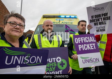 UNISON-Mitglieder Ambulanzmitarbeiter und Sanitäter an der Streikpostenlinie an der Ambulanzstation Northallerton, die nur wenige Meilen von der Heimat des Premierministers Sunaks Wahlkreises entfernt ist. Stockfoto