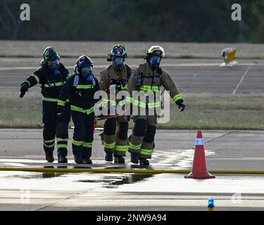 Senior Airman David Jordan und Senior Airman Alec Winter, 612. Air Base Squadron Fire Defighters, helfen den honduranischen Feuerwehrleuten bei einer gemeinsamen Massenübung von Verletzten am Soto Cano Air Base, Comayagua, Honduras, 9. Februar 2023. Diese gemeinsamen Übungen stärken die Bande zwischen dem US-Militär und seinen honduranischen Amtskollegen. Stockfoto