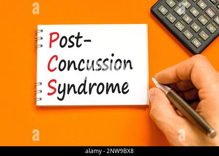 PCS-Postconcussion-Syndrom-Symbol. Konzeptbegriffe PCS-Postconcussion-Syndrom auf weißer Note auf schönem orangefarbenen Hintergrund. Medizin und PCS post-c Stockfoto