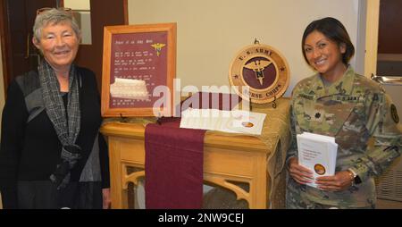 TAMC feierte den 122. Geburtstag des Army Nurse Corps mit Gastrednerin Oberst (Ret) Patricia Nishimoto, gefolgt von einer Zeremonie zum Kuchenschneiden in der Kapelle. Vielen Dank an alle Schwestern. Stockfoto