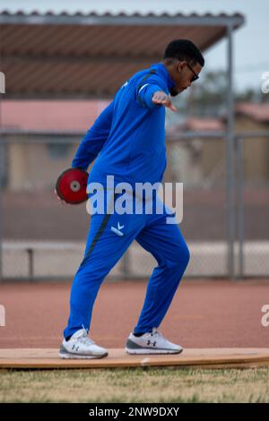 Ein verwundeter Krieger der Air Force übt Discus auf dem Nellis Air Force Base, Nevada, 21. Februar 2023. Im Jahr 2011 gründete das Verteidigungsministerium das militärische Adaptive Sports Program, um die Erholung von Kriegern zu fördern, indem verwundete, kranke und verletzte Mitglieder des Dienstes an laufenden, täglichen anpassungsfähigen Aktivitäten beteiligt werden, basierend auf ihren Interessen und Fähigkeiten. Stockfoto