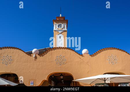 Der Uhrturm im maurischen Stil erhebt sich über den ockerfarbenen Bögen und dem rot gefliesten Dach des Mercado de Nuestra Senora de Africa in Santa Cruz de Tenerife. Stockfoto