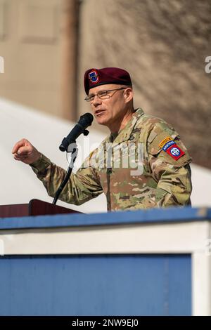 Generalmajor Christopher C. LaNeve, Befehlshaber der 82. Luftwaffe, spricht während des Zuständigkeitswechsels der 82. Luftwaffe auf Stang Field, Fort Bragg, N.C., Februar 10 2023. Die Division begrüßte Oberstleutnant Randolph Delapena und verabschiedete sich von Oberstleutnant Major David. R. Pitt. Stockfoto