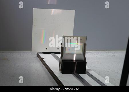 Beugungsversuche mit Regenbogenfarben in der Physik Stockfoto