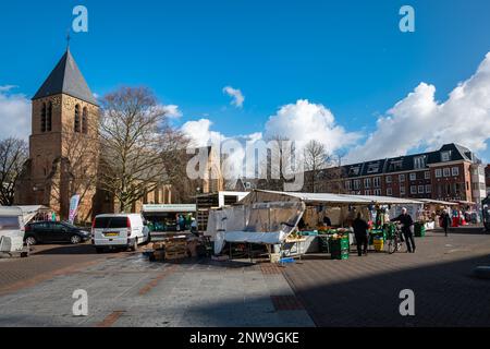 Spijkenisse, Niederlande - Februar 2023: Markt in der Nähe der Kirche auf dem historischen Stadtplatz Spijkenisse, Niederlande. Stockfoto