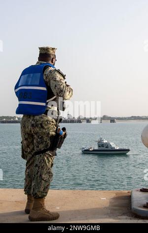 MARINESTÜTZPUNKT ROTA, Spanien (22. Februar 2023) Master-at-Arms 3. Klasse Keithon Quincy, ein Seemann aus Woodbridge, Virgina, beobachtet ein Hafenpatrouillenboot, das während einer Anti-Terror-Trainingsübung an Bord der Marinestation (NAVSTA) Rota, Spanien, am 21. Februar 2023 auf ein verdächtiges Paket im Hafen schwimmend. Der Marinestützpunkt (NAVSTA) Rota liegt in der Nähe der Straße von Gibraltar und an der Bucht von Cadiz. Er dient als „Tor zum Mittelmeer“ und bietet die USA Die Marine und alle NATO-Streitkräfte sind ein strategischer Knotenpunkt für Operationen in Europa, Afrika und dem Nahen Osten. Sofortige Bereitstellung möglich Stockfoto