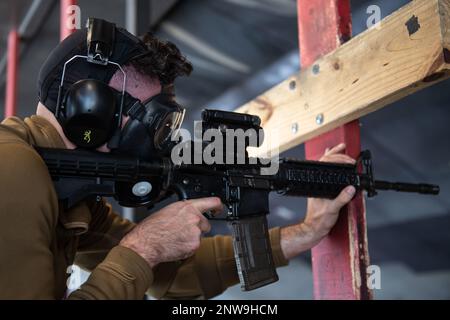 USA Air Force Senior Airman Cody Johnson, 628. Civil Engineer Squadron Electrical Production, bereitet sich auf das Abfeuern seines M-4 Carbine-Gewehrs während des Ready Airman Trainings am Joint Base Charleston, South Carolina, am 19. Januar 2023 vor. RAT ist Teil des Einsatzmodells der Luftwaffengenerierung, bei dem Flugzeuge während der 18-monatigen Phase des AFFORGEN-Zyklus maßgeschneiderte Schulungen erhalten. Stockfoto