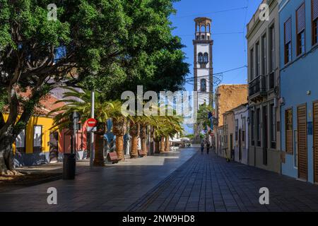 Bunte Gebäude und Palmen führen die Calle de Antonio Dominguez Alfonso hinunter in Richtung Iglesia de Nuestra Señora de la Concepción in Santa Cruz Stockfoto