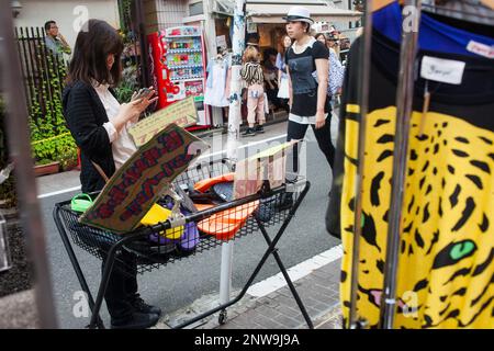 Straßenszene in der Cat Street, in der Nähe von Takeshita dori. Omotesando. Tokio, Japan, Asien Stockfoto