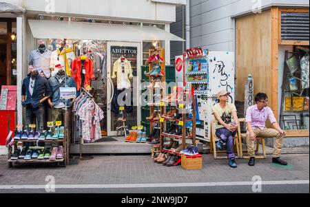 Straßenszene in der Cat Street, in der Nähe von Takeshita dori. Omotesando. Tokio, Japan, Asien Stockfoto