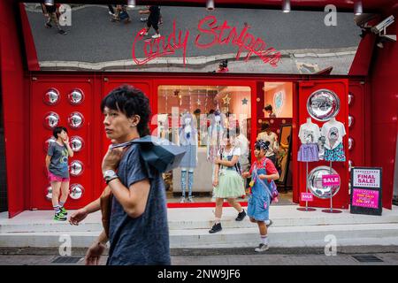 Straßenszene in der Cat Street, in der Nähe von Takeshita dori. Omotesando. Tokio, Japan, Asien Stockfoto