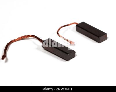 Graphitbürsten eines Kfz-Generators isoliert auf weißem Hintergrund, selektiver Fokus. Stockfoto