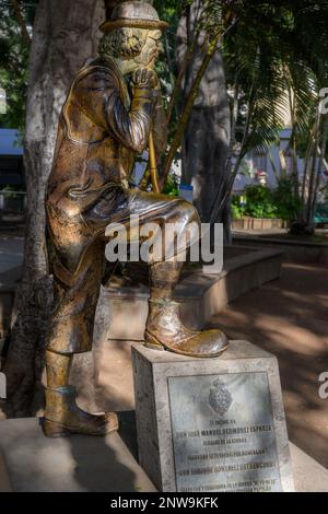 Die Skulptur von Don Enrique González Bethencourt, dem Gründer und Direktor des NiFú-NiFá Afilarmónica auf der Plaza del Principe de Asturias Stockfoto