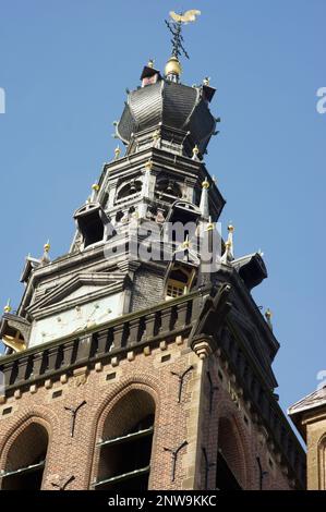 Nahaufnahme des Turms des Stevenskerk in Nijmegen in den Niederlanden Stockfoto