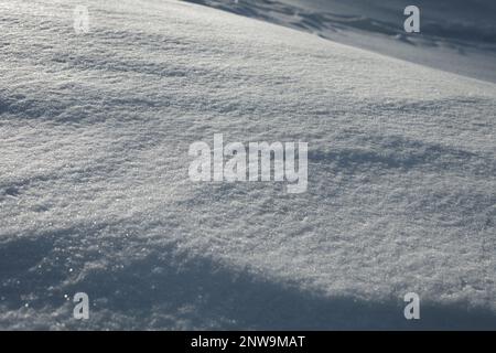 Eine schneebedeckte Oberfläche des Reliefs Stockfoto