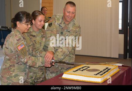 TAMC feierte den 122. Geburtstag des Army Nurse Corps mit Gastrednerin Oberst (Ret) Patricia Nishimoto, gefolgt von einer Zeremonie zum Kuchenschneiden in der Kapelle. Vielen Dank an alle Schwestern. Stockfoto