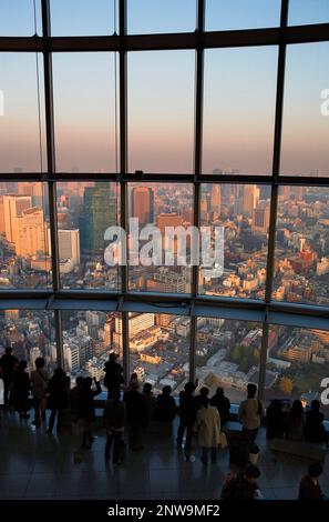 Skyline von Tokyo. Wie gesehen von Mori Tower (Tokyo City View) in Roppongi Hills.Visitors.Tokyo Stadt, Japan, Asien Stockfoto