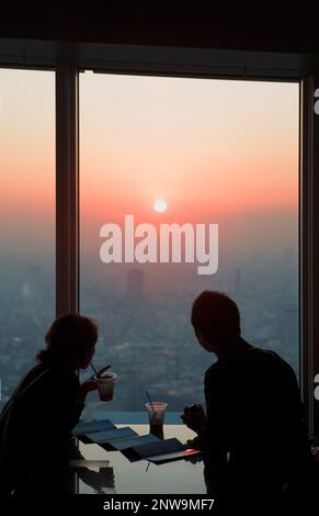 Skyline von Tokyo. Wie gesehen von Mori Tower (Tokyo City View) in Roppongi Hills.Cafe.Visitors.Tokyo Stadt, Japan, Asien Stockfoto