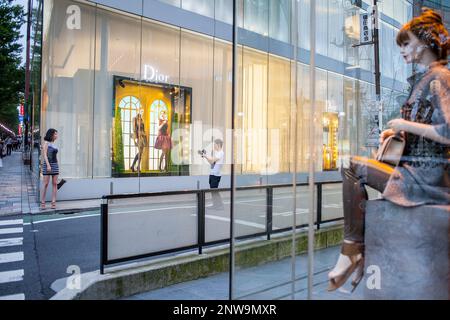 Paar, fotografieren. NEX, Dior Store von SANAA (Sejima y Nishikawa Associates Architekten &), in Omotesando Straße, Tokyo, Japan Stockfoto