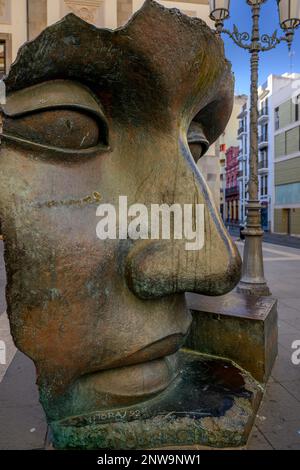 Igor Mitorajs monumentale Bronzeskulptur „per Adriano“ aus dem Jahr 1993 auf der Plaza de la Isla de Madera, Santa Cruz de Teneriffa. Stockfoto