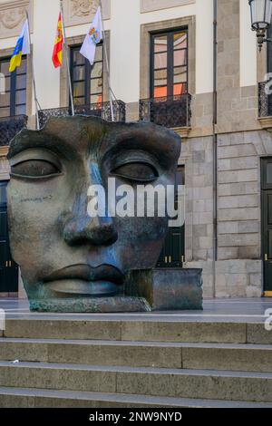 Igor Mitorajs monumentale Bronzeskulptur „per Adriano“ aus dem Jahr 1993 auf der Plaza de la Isla de Madera, Santa Cruz de Teneriffa. Stockfoto