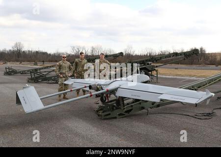 Von links, USA Army Chief Warrant Officer 2 Nathan Shea, Warrant Officer Adam Rocker und SPC. Tucker Goschinski, UAS-Betreiber der 28. Infanterieabteilung bereiten einen RQ-7 Shadow für den Flug in der Unmanned Aircraft System Operations Facility in Fort Indiantown Gap vor, 30. Januar 2023. Stockfoto