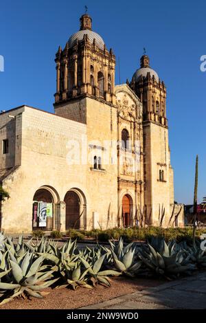 Oaxaca, Mexiko 05.23.2018 die Kirche und das ehemalige Kloster von Santo Domingo de Guzmán, Innenstadt von Oaxaca. Stockfoto