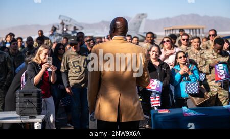 Die NFL Hall of Famer Darrell Green spricht anlässlich des Community Relations Day des Luftwaffenstützpunktes Luke Air Force Base am 9. Februar 2023 in Luke AFB, Arizona. Luke AFB hat die NFL Hall of Fame in den USA zusammengebracht Navy-Personal und Luke AFB-Community-Mitglieder für eine Feier vor dem Super Bowl. Stockfoto