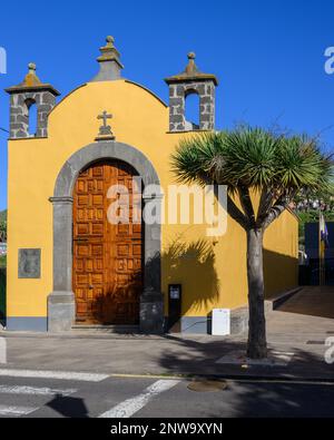 La Ermita de San Miguel Arcángel stammt aus dem Jahr 1506. Die farbenfrohe Kirche wurde 1759 wiederaufgebaut und im 20. Jahrhundert als Ausstellungshalle restauriert. Stockfoto