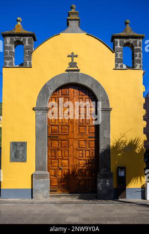 La Ermita de San Miguel Arcángel stammt aus dem Jahr 1506. Die farbenfrohe Kirche wurde 1759 wiederaufgebaut und im 20. Jahrhundert als Ausstellungshalle restauriert. Stockfoto