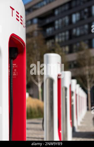 Berlin, Deutschland 09-17-2020 Tesla Elektroauto-Ladestation für den Außenbereich, genannt „Supercharger“ Stockfoto